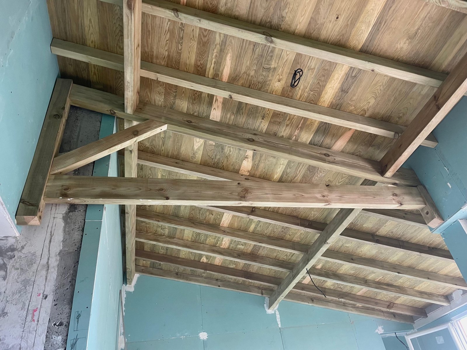 Structure de charpente en bois en cours de réalisation