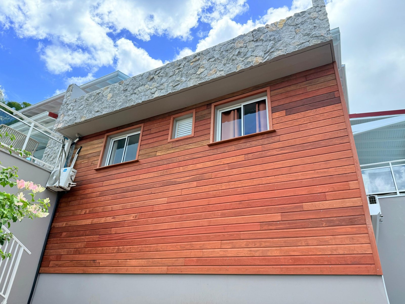 Bardage horizontal en bois sur une façade