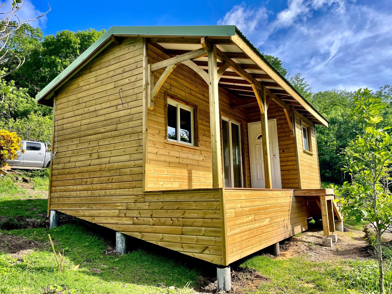 Construction en bois avec charpente apparente et terrasse couverte