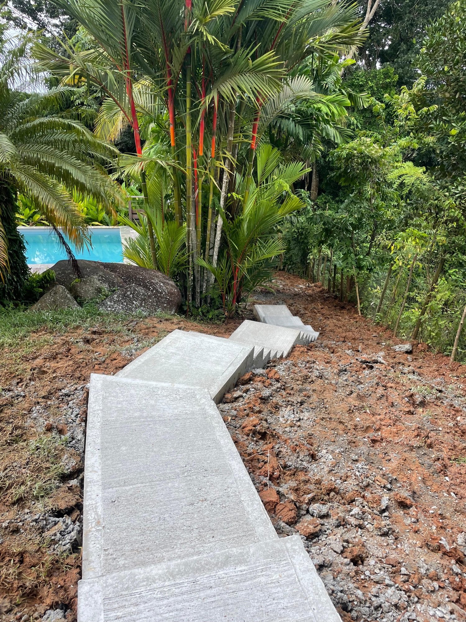 Escalier extérieur en béton en cours de réalisation