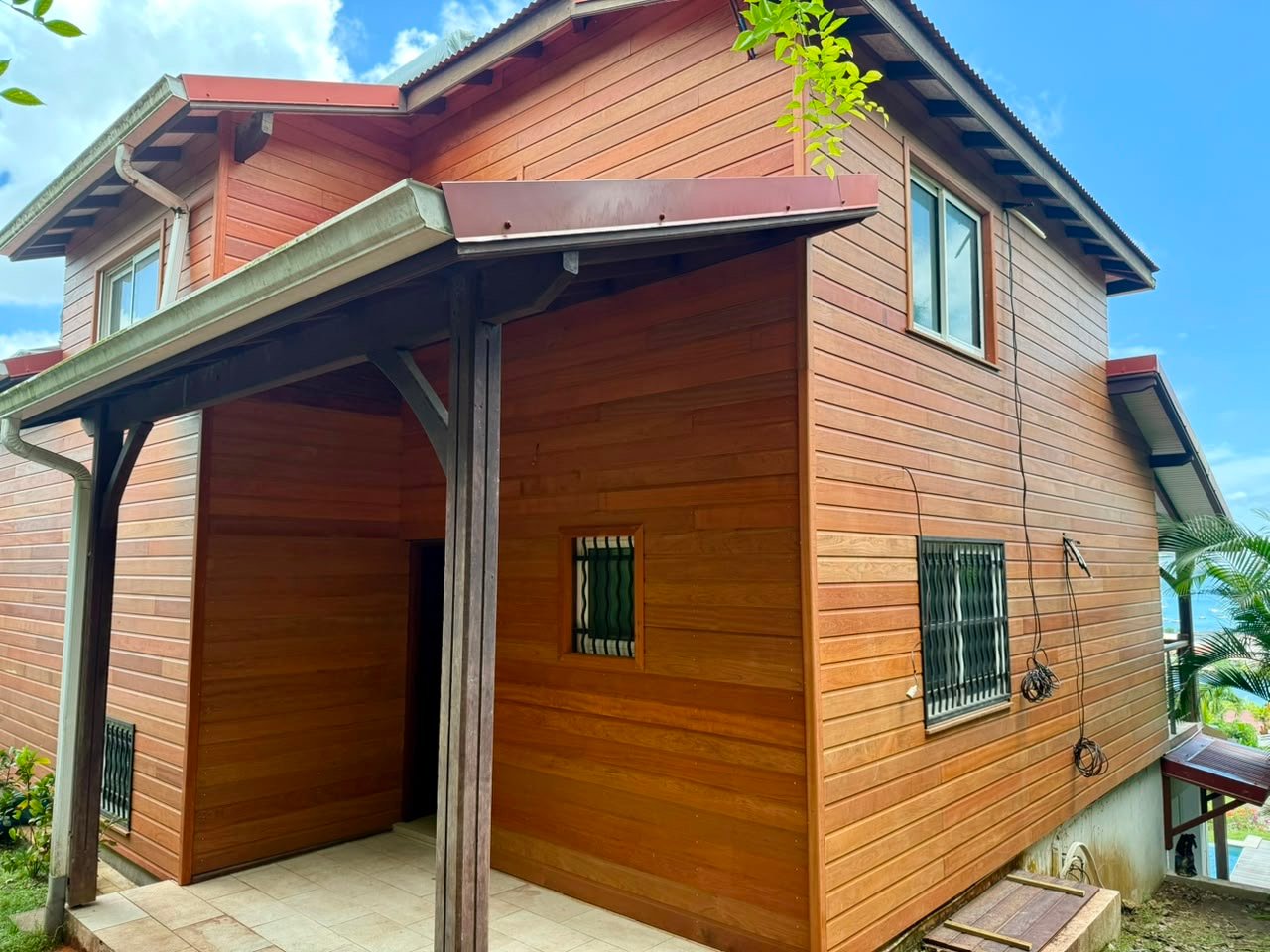 Après la rénovation du bardage en bois de la façade