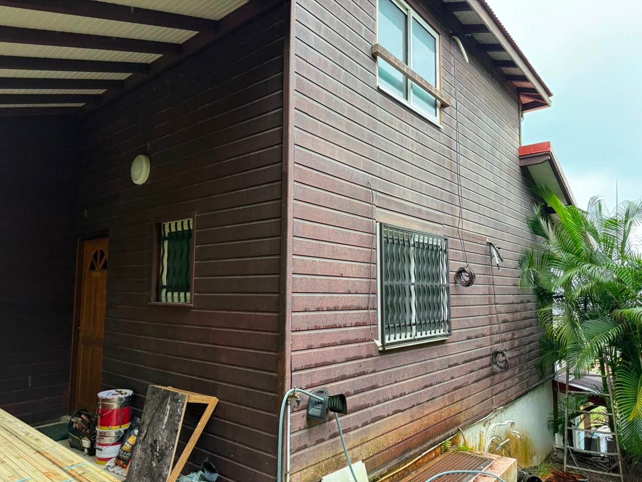 Avant la rénovation du bardage en bois de la façade