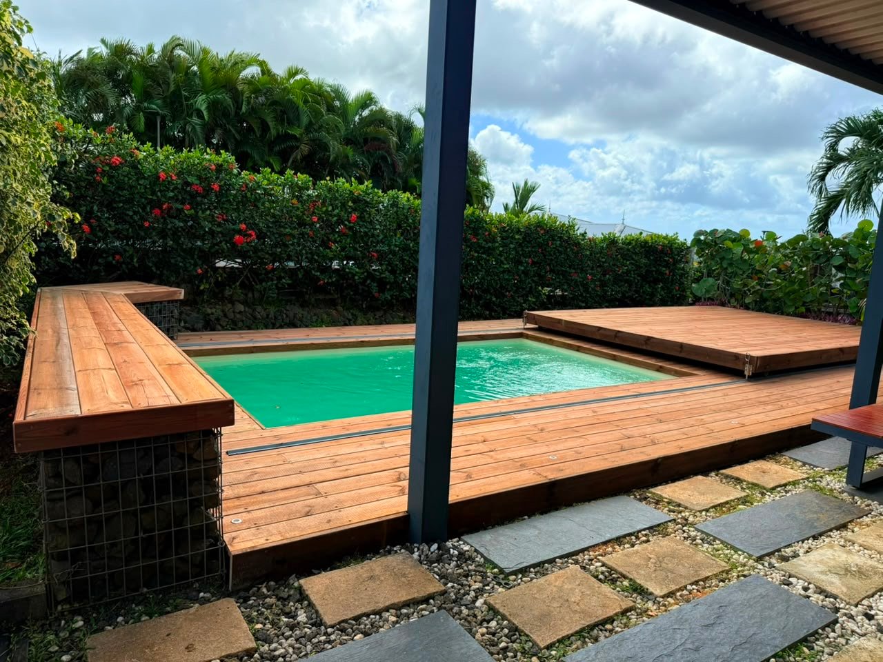 Après la rénovation du deck en bois autour de la piscine