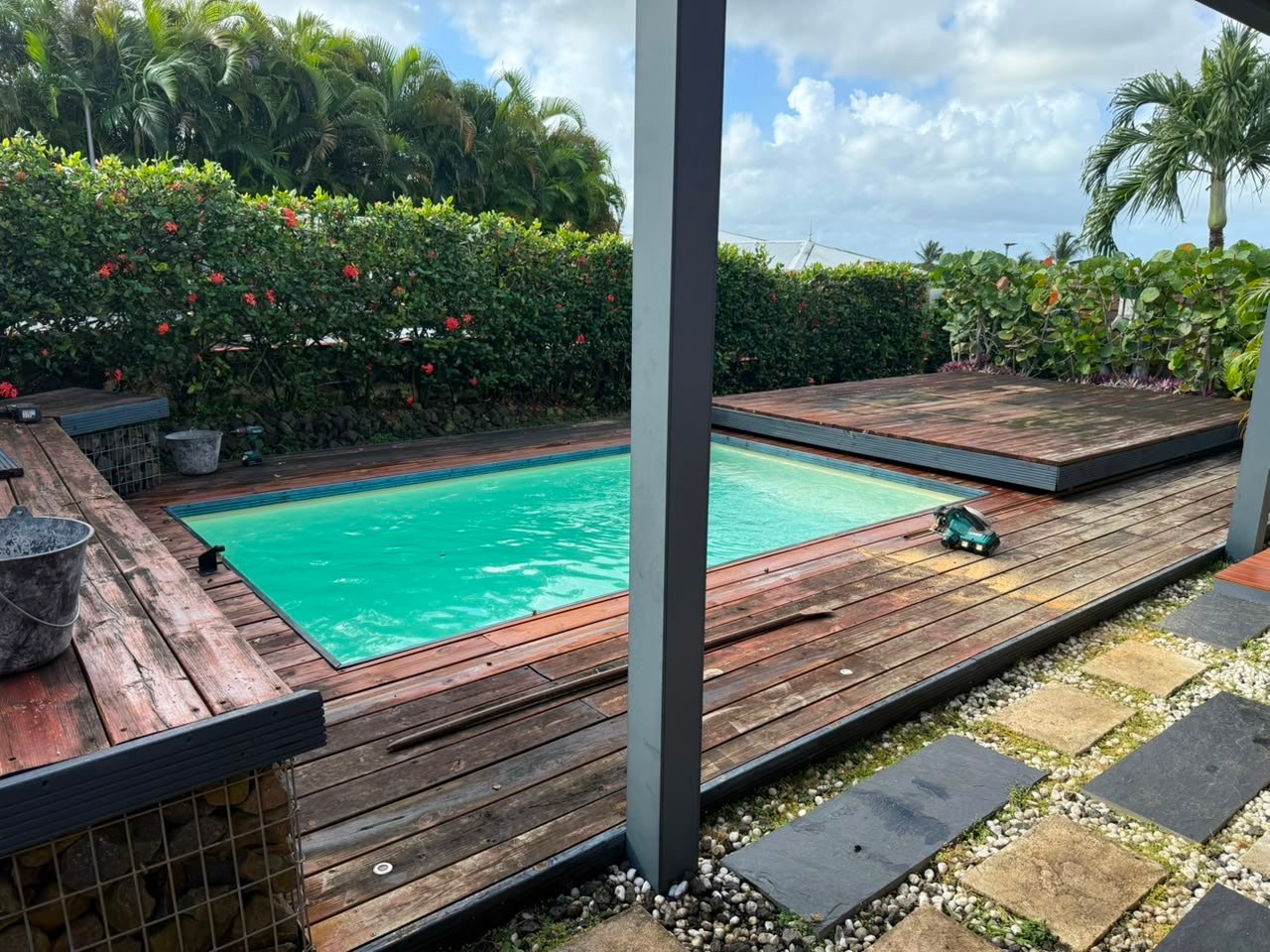 Avant la rénovation du deck en bois autour de la piscine