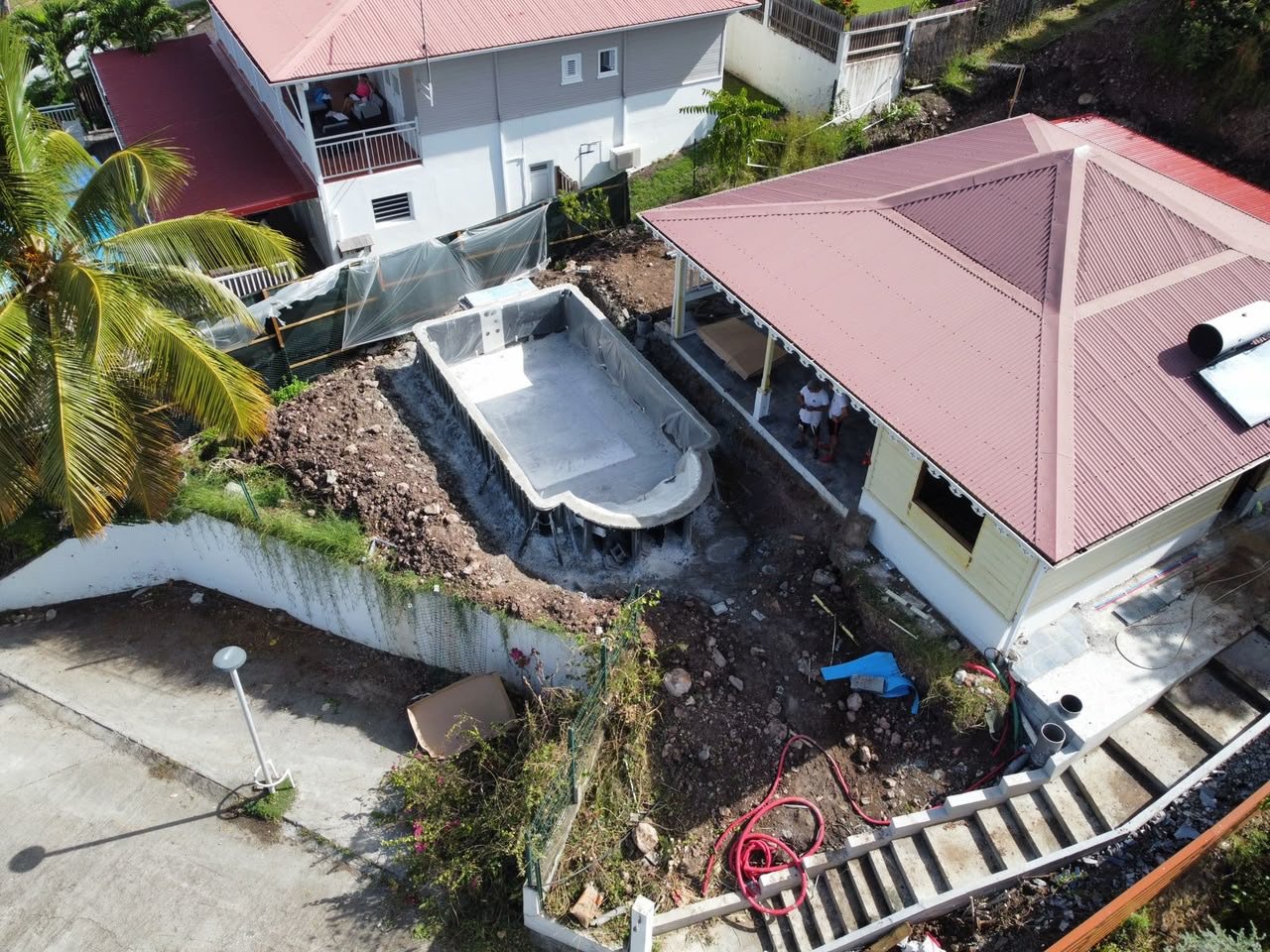 Avant l’aménagement extérieur autour du bassin vu depuis les airs