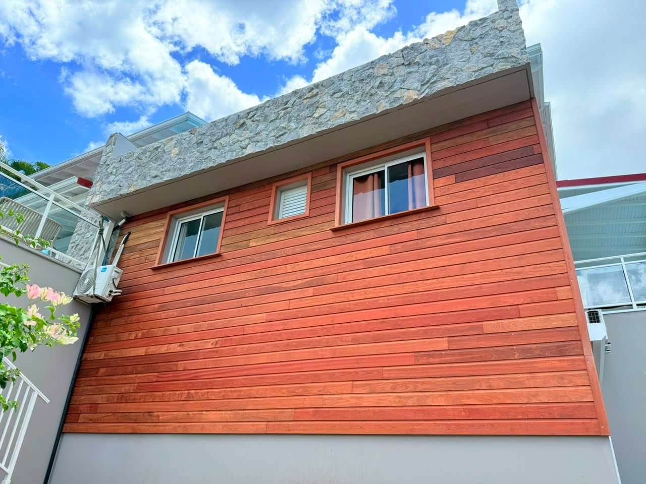 Après les travaux, façade habillée d’un bardage horizontal en bois