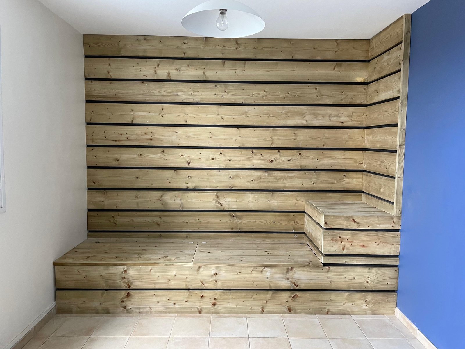 Aménagement intérieur en bois avec banquette et habillage mural