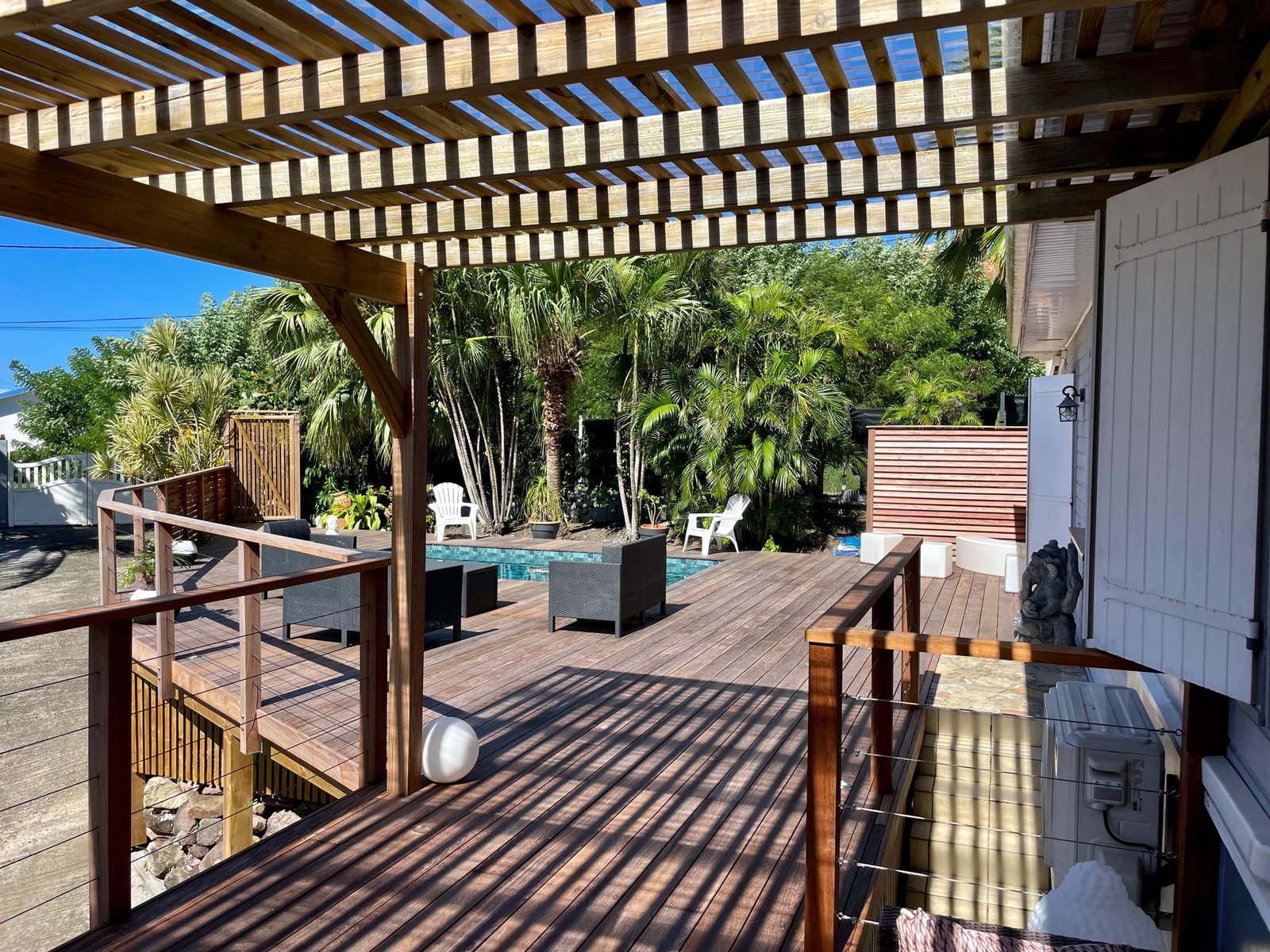 Deck en bois avec pergola et garde-corps