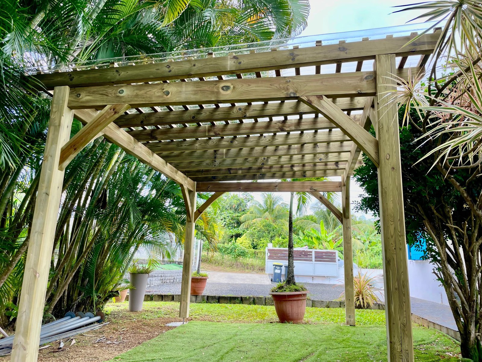 Pergola en bois au milieu d’un jardin